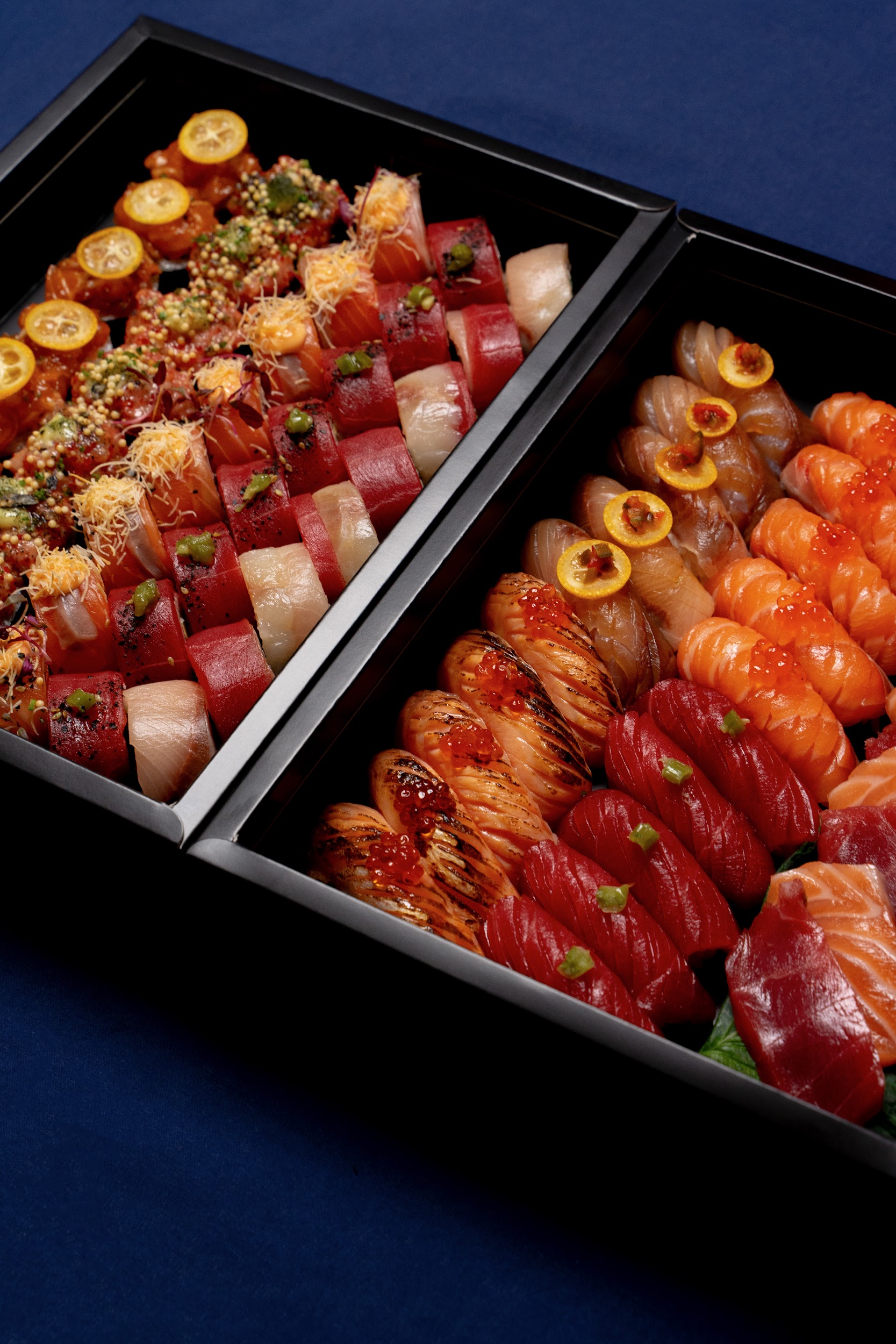 Zestawy sushi i nigiri z łososiem, tuńczykiem i kingfishem